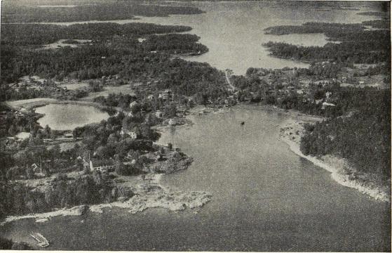 <smalAero-Material A.-B. foto.</smal<bGrisslehamn. Min stuga med dess flaggstång nere till vänster. Observera vraket i min vik: leke symboliskt.