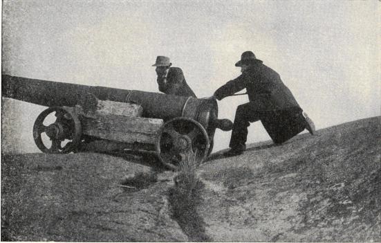 Garibaldi Lindberg och xylografen Kalle Andersson vid min kanon, anande fara från öster.