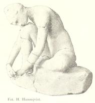 <smalFot. H. Hamnqvist.</smal                        <bSANDALBINDERSKAN.<bEskiss i lera.