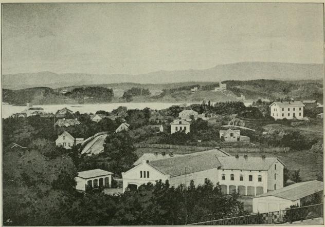 <biUdsigt fra Slotstaget over Drammenveien med Omgivelser i 1860-Aarene,</bi<bfør Anlægget af Incognitogaden og Bebyggelsen af Parkveien. (De kongelige Stalde i Forgrunden.)
