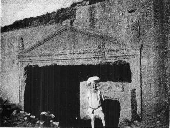 Bild 1. »Domare-graven» i närheten av Jerusalem.<bIngången till höger om gossen<b<b                        Ur Erik Aurelius, Palestinabilder, 1913, s. 268