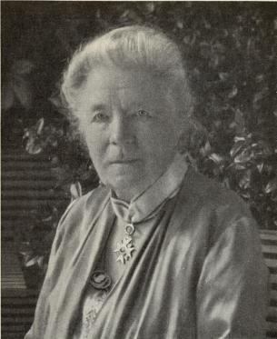 Selma Lagerlöf visar här att en dam också bär <bkommendörstecknet om halsen.