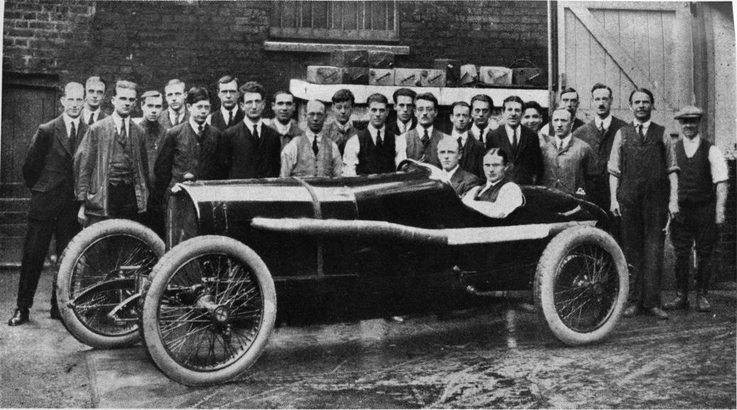 Den första racervagn författaren körde i England.<b<smalEn 4 <su1</su/<su2</su liters Opelvagn, först körd av Joerns vid 1914 års Grand Prix-tävling.</smal