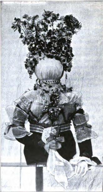 <bFig. 1.  Brudstass<b(»brurstas») fr. Tännäs sn, Härjedalen.  H. 1 meter.  Klädningen defekt.  Original i Nordiska museet. 