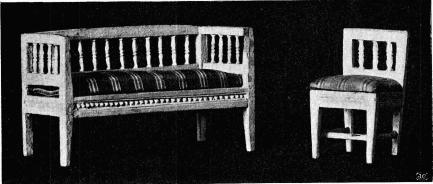 Fig. 3 och 4. Soffa och stol.  Leksaker från 1700-talets slut.<bH. 72 mm. Gåfva af fröken Erika Tersmeden.