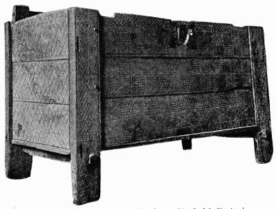 Fig. 3. Kista från Mysslinge, Alunda sn, Olands hd. Uppland.<bL. 126 cm. h. 81 cm. br. 60 cm.  N. M. 109 666.