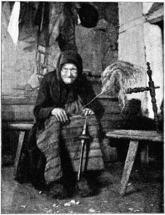 Fig. 7. Gumma spinnande på slända, <bKlöfsjö sn, Jämtland. Fotografi 1904. Nordiska Museet.