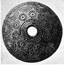 Fig. 2. Sländtrissa af horn.<bJordfynd från Arboga. N. M. 113,994. Fig. 2. Sländtrissa af horn.<bJordfynd från Arboga. N. M. 113,994.