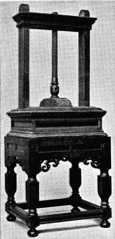 Fig. 1O. Linnepräss från 16OO-talet.<bH. 1,566 m. N. M. 67.933. Fig. 1O. Linnepräss från 16OO-talet.<bH. 1,566 m. N. M. 67.933.