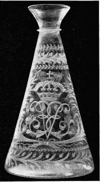 Fig. 5. Glasflaska med Ulrika Eleonora d. y:s namnchiffer. H. 26 cm. N. M. 73,132.