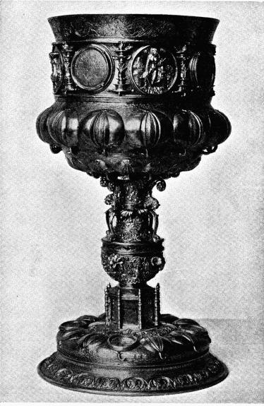 <bFig. 1. Kalk af förgylldt silfver; Sydtyskland, omkring år 1600. Tillhör<bJäders församling. Höjd 0,3 m.<b