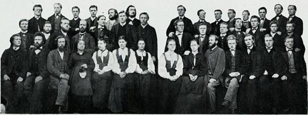 Folkehøgskulen på Romundgard, 1870—71.<b<b(Frå vinstre, attantil).<b1. Tore Kummen (Skjåk), ?, Ivar Kjorstad (Fron), Olav Strande (Ringebu), Stefan Frich, Olav Kirkeberg (S. Aurdal), Hans Hole (Vågå), Olav Aukrust (Lom), Eiliv Ofigsbø (Lom), ?, Kongsli (N. Fron), Paul Råstad (Vågå), Gudbrand Hove (Skjåk). ?, ?.<b2. Øystein Kvamme (Lom), ?, Sigurd Blekastad (Sell), Agronomlærar Kråbol, Olav Formo (Sell), ?, Tårud ? (N. Fron), ?, Ivar Sunde (?) (Vågå), ?, Hans Veggum (Sell). ?, ?, Rasmus Nordal (Lom). ?.<b3. Per kaldhusdal (Geiranger). Per Utheim (Nordmøre), Chr. Bruun, Lina Bruun, Frk. Thea Blehr. M. Uldalen (tenar, Seil), Ragnhild Kaldstein (tenar, Sell), Frk. Lina Horne (Romedal), Fru Janson, Kr. Janson, ?, Øystein Kvarberg (Vågå), ?, Kvarberg (Vågå), ?