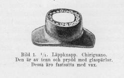 Bild 1. <su<smal1</smal</su/<su<smal1</smal</su. Läppknapp. Chiriguano.<bDen är av tenn och prydd med glaspärlor.<bDessa äro fastsatta med vax.