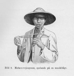 Bild 2. Mataco-vejosgosse, spelande på en musikbåge. Bild 2. Mataco-vejosgosse, spelande på en musikbåge.