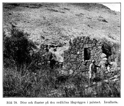 Bild 78. Dörr och fönster på den nedfallna långväggen i palatset. Incallacta.