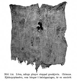 Bild 114. Liten, många gånger stoppad gosskjorta. Chimane.<bFjäderprydnaden, som hänger i halsöppningen, är en amulett.