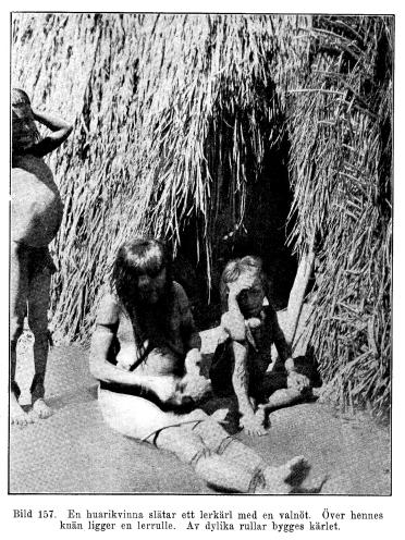 Bild 157. En huarikvinna slätar ett lerkärl med en valnöt.<bÖver hennes knän ligger en lerrulle. Av dylika rullar bygges kärlet.