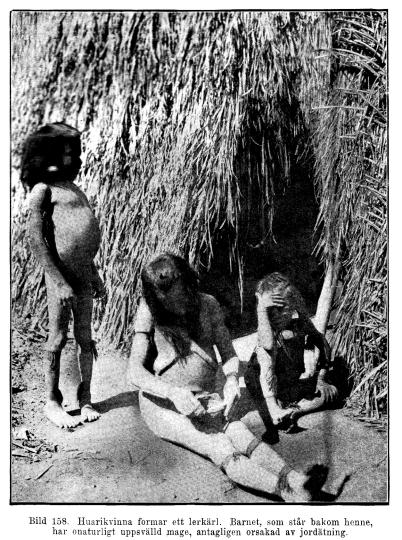 Bild 158.   Huarikvinna formar ett lerkärl. Barnet, som står bakom henne,<bhar onaturligt uppsvälld mage, antagligen orsakad av jordätning.
