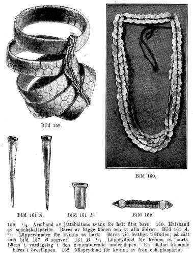 159. <su1</su/<su2</su. Armband av jättebältans svans för helt litet barn.<b160. Halsband av snäckskalspärlor. Bäres av bägge könen och av alla åldrar.<bBild 161 A. <su2</su/<su3</su. Läpprydnader för kvinna av harts. Bäras vid festliga tillfällen, på sätt<bsom bild 167 B angiver. 161 B. <su1</su/<su1</su. Läpprydnad för kvinna av harts.<bBäres i vardagslag i den genomborrade underläppen. En nästan liknande<bbäres i överläppen. 162. Näsprydnad för kvinna av frön och glaspärlor.