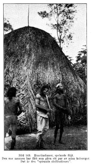 Bild 169. Huariindianer, spelande flöjt.<bDen ene mannen har fått som gåva ett par av mina kalsonger.<bDet är den "spirande civilisationen".