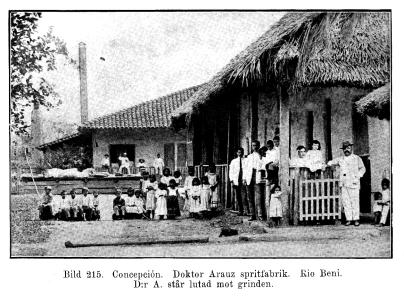 Bild 215. Concepciön. Doktor Arauz spritfabrik. Rio Beni.<bD:r A. står lutad mot grinden. Bild 215. Concepciön. Doktor Arauz spritfabrik. Rio Beni.<bD:r A. står lutad mot grinden.