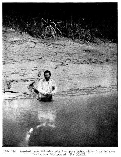 Bild 224. Sagoberättaren Salvador från Tumupasa badar, såsom dessa indianer<bbruka, med kläderna på. Rio Madidi.