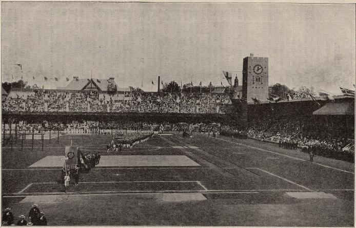 STADION VID DE OLYMPISKA SPELENS ÖPPNANDE.<bSvenskarne tåga in. Till höger synes den kungliga läktaren.