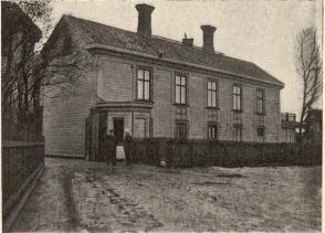 Lorents hus<b<smal(vid entréen till Carnegies)</smal Lorents hus<b<smal(vid entréen till Carnegies)</smal