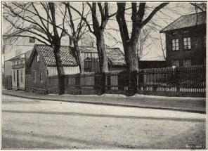Den forna Allmänna Vägen<b<smal(nära Klippan; till höger ett av Carnegies äldsta arbetarehus)</smal