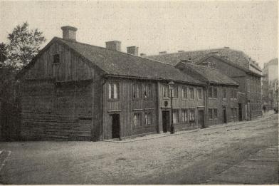 Allmänna vägen<b<smal(mellan Såggatan och Koopmansgatan; området fordom benämnt Hästhagen)</smal Allmänna vägen<b<smal(mellan Såggatan och Koopmansgatan; området fordom benämnt Hästhagen)</smal
