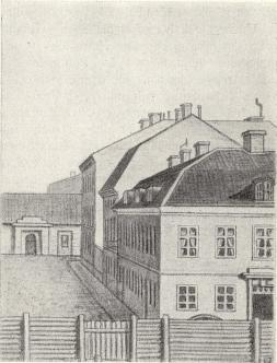 <bGamla Manégen<b(i fonden vid Östra Larmgatan, å Abrahamsonska affärshusets tomt;<bi förgrunden ett plank, döljande Östra Hamnkanalens<bkajombyggnad; efter samtida teckning) <bGamla Manégen<b(i fonden vid Östra Larmgatan, å Abrahamsonska affärshusets tomt;<bi förgrunden ett plank, döljande Östra Hamnkanalens<bkajombyggnad; efter samtida teckning)