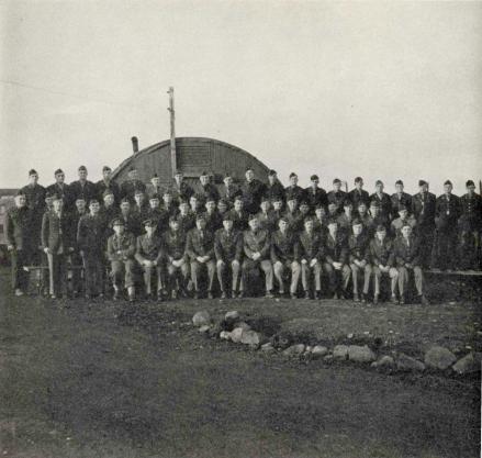 Elevene ved en av de amerikanske militærskolene på<bIsland hvor Nordahl Grieg tok eksamen. Han sitter<bytterst på benken til venstre.