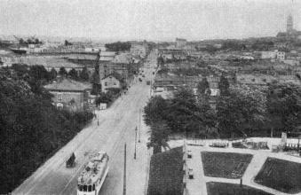 Carl Johansgatan, Gothenburg, showing one of the<bLångedrag trams returning to the City.