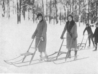 Spark-stötting (The Kicking Sleigh) is very much used in the <bcountry to move about from place to place and for sport. <bPhoto taken on the 6th February 1930 at Slottsskogen