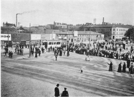 Kö av spårvägspassagerare på Järntorget 1902