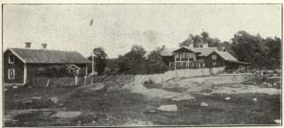 Kymendö med Strindbergs sommarvilla till höger. <bSyrenhäcken utanför villan har Strindberg själv planterat.