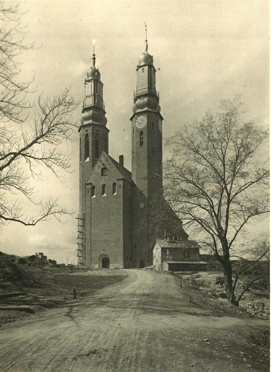 Kyrkan från öster.