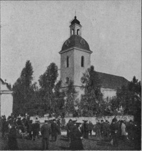 Högsjö kyrka. Efter slutad gudstjänst.