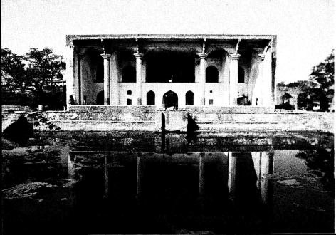 <biAsar-i-Sharif, ursprungligen domstolsbyggnad, Bijapur, 1646</bi