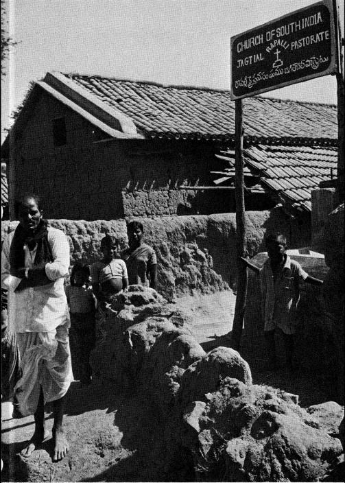 <biPastor Sathaia i Rapalli by, Jagtial, utanför sin kyrka</bi