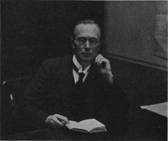 <bFoto: Lafayette.<bUndervisningsministern Mr Eoin Mac’Neill. <bFoto: Lafayette.<bUndervisningsministern Mr Eoin Mac’Neill.