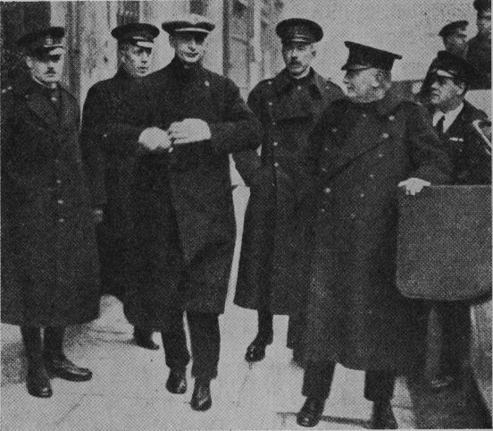 <bFoto: Hvar 8 Dag.<bDe Valera arresteras i Ulster. <bFoto: Hvar 8 Dag.<bDe Valera arresteras i Ulster.