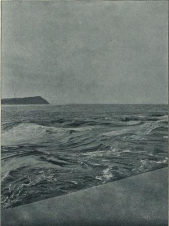 <smalFot. af A. C. Johansen.</smal<bFig. 24. Strømmen i Hvide Sande Kanalen. November 1913. (I Forgrunden en Cementblok af den nordre Mole).