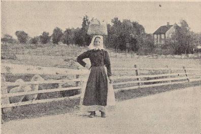 Fig. 8. Bondgumma med börda på huvudet, Rimforsa, Östergötland. Fig. 8. Bondgumma med börda på huvudet, Rimforsa, Östergötland.