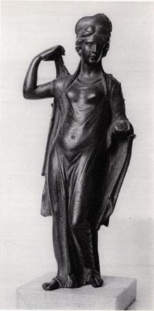 På Öland är denna vackra lilla Venusbild funnen. Det är ett verk av någon romersk<bbronsgjutare från kejsartiden. Hela statyetten är 274 mm. hög. Den förvaras i<bStatens Historiska Museum.