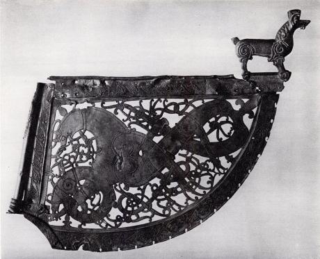 I Söderala i Hälsingland hade denna vackra sak hamnat som<bkyrk-flöjel — men en gång i tiden anses den ha smyckat masttoppen<bpå ett vikingaskepp. Den finns nu i Statens Historiska Museum och<bär ungefär dubbelt så stor som bilden. I Söderala i Hälsingland hade denna vackra sak hamnat som<bkyrk-flöjel — men en gång i tiden anses den ha smyckat masttoppen<bpå ett vikingaskepp. Den finns nu i Statens Historiska Museum och<bär ungefär dubbelt så stor som bilden.