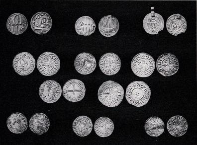 Dessa mynt (i naturlig storlek) av gott silver äro präglade av<bengelska myntmästare i Sigtuna för Olov Skötkonung och hans son<bAnund Jakob. Mynten i övre raden äro s. k. Birkamynt från<b800-talet, troligen präglade i Birka och i så fall de äldsta penningar<bsom gjorts i Sverge.