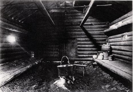»Eldhuset» i en gammal fäbod har bevarat mycket av vikingatidens<bbostadsskick. Härden mitt på jordgolvet, taköppningen, som släpper<but röken och ger ljus åt stugan, de väggfasta bänkarna — allt gör<bett uråldrigt intryck.