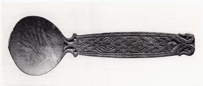 Två vackra prov på den smakfulla ornamentik, varmed<bvikingatidens svenskar prydde sina saker. Det översta föremålet är ett<bmetallbeslag till en selbåge. Nedanför ses en älgborrissked, funnen<bi Sigtuna. Båda föremålen finnas i Statens Historiska Museum och<bäro avbildade i naturlig storlek. Två vackra prov på den smakfulla ornamentik, varmed<bvikingatidens svenskar prydde sina saker. Det översta föremålet är ett<bmetallbeslag till en selbåge. Nedanför ses en älgborrissked, funnen<bi Sigtuna. Båda föremålen finnas i Statens Historiska Museum och<bäro avbildade i naturlig storlek.