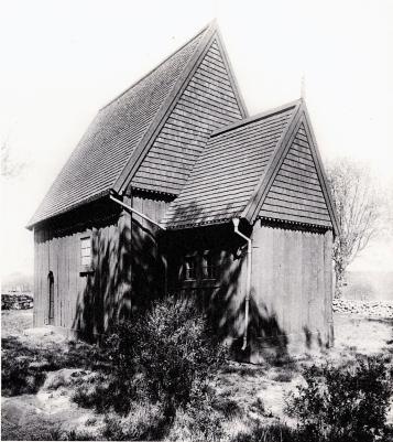 Det lilla kapellet i Hedared i Boråstrakten dr det enda bevarade exemplaret av Nordens äldsta kyrktyp, stavkyrkan.